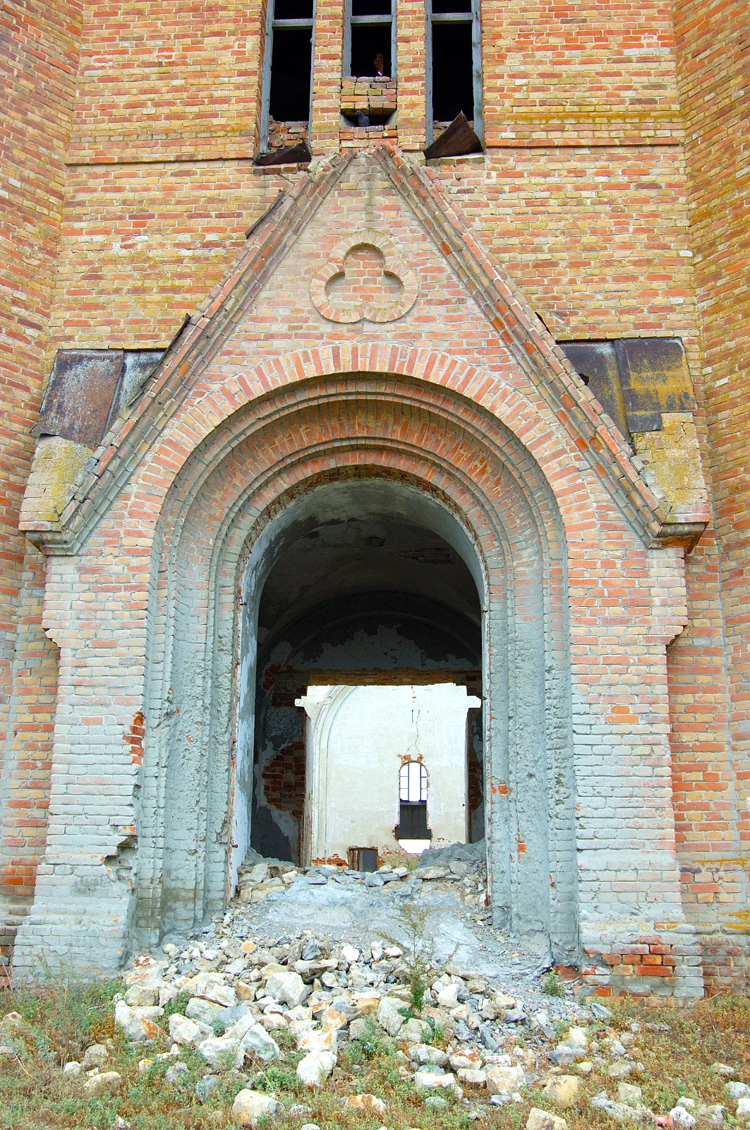 Main entrance to the church in Messer. Source: Steve Schreiber (2006).