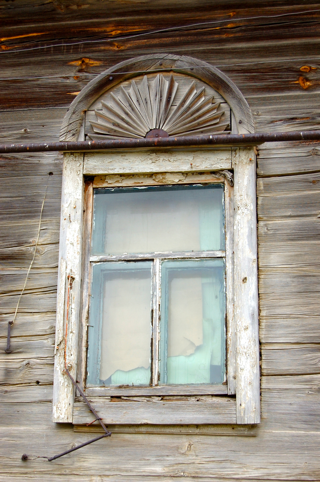 Window in Grimm. Courtesy of Steve Schreiber (2006).