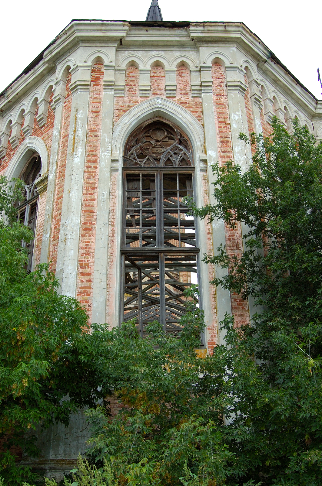 View of back of the church in Kamenka. Source: Steve Schreiber (2006).