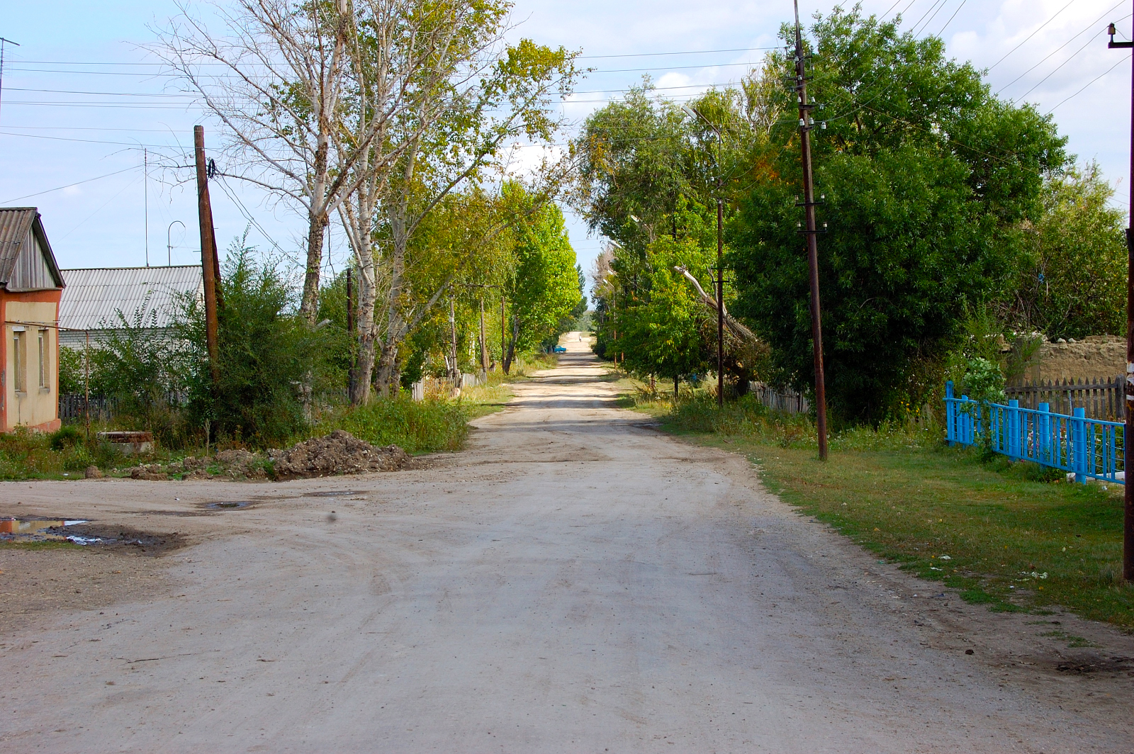 View from of the street in front of the school house. Source: Steve Schreiber (2006).