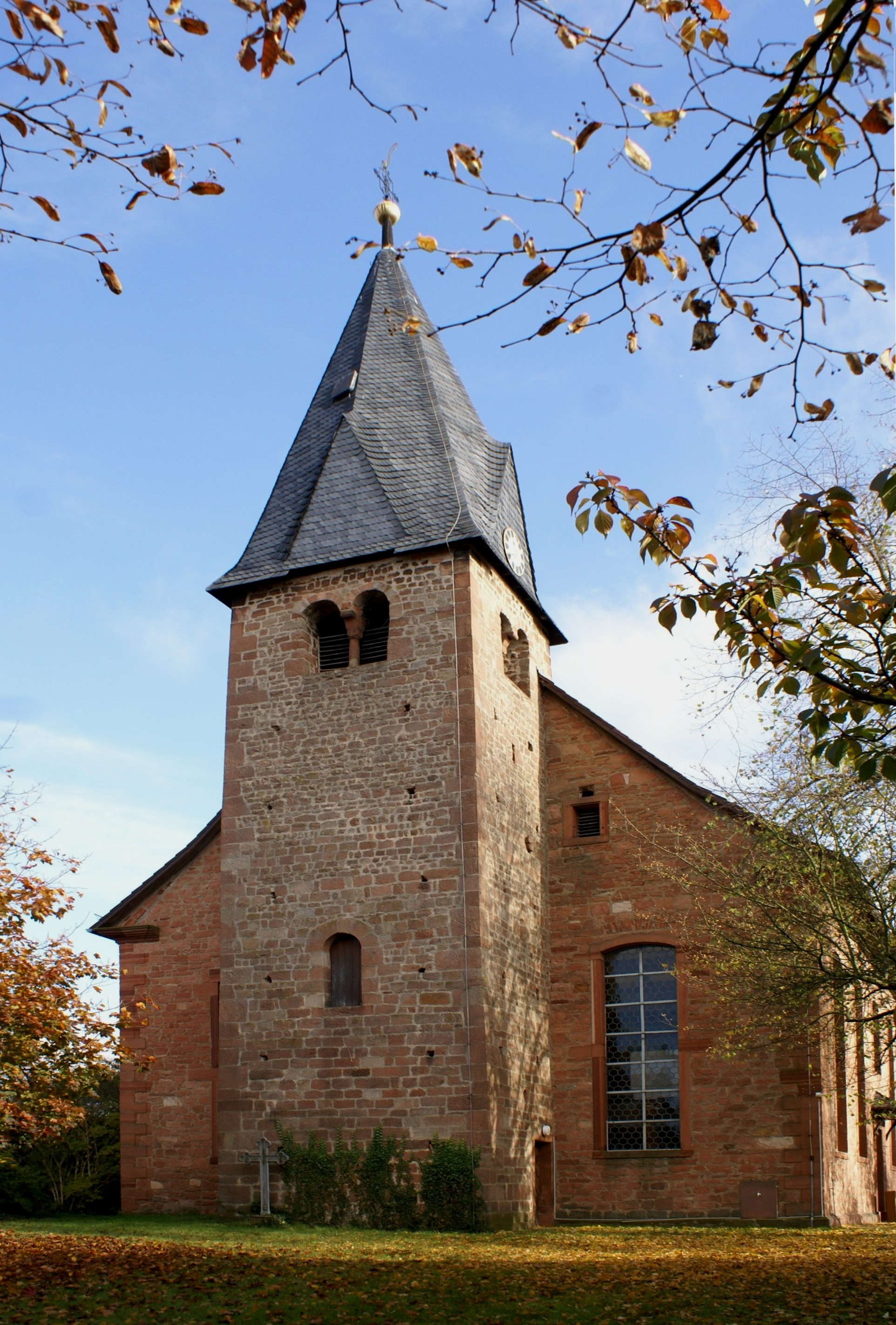 Photo of the Laurentiskirche in Niedermittlau. The tower of the church dates to the 1100s. Photo from Wikimedia Commons.    