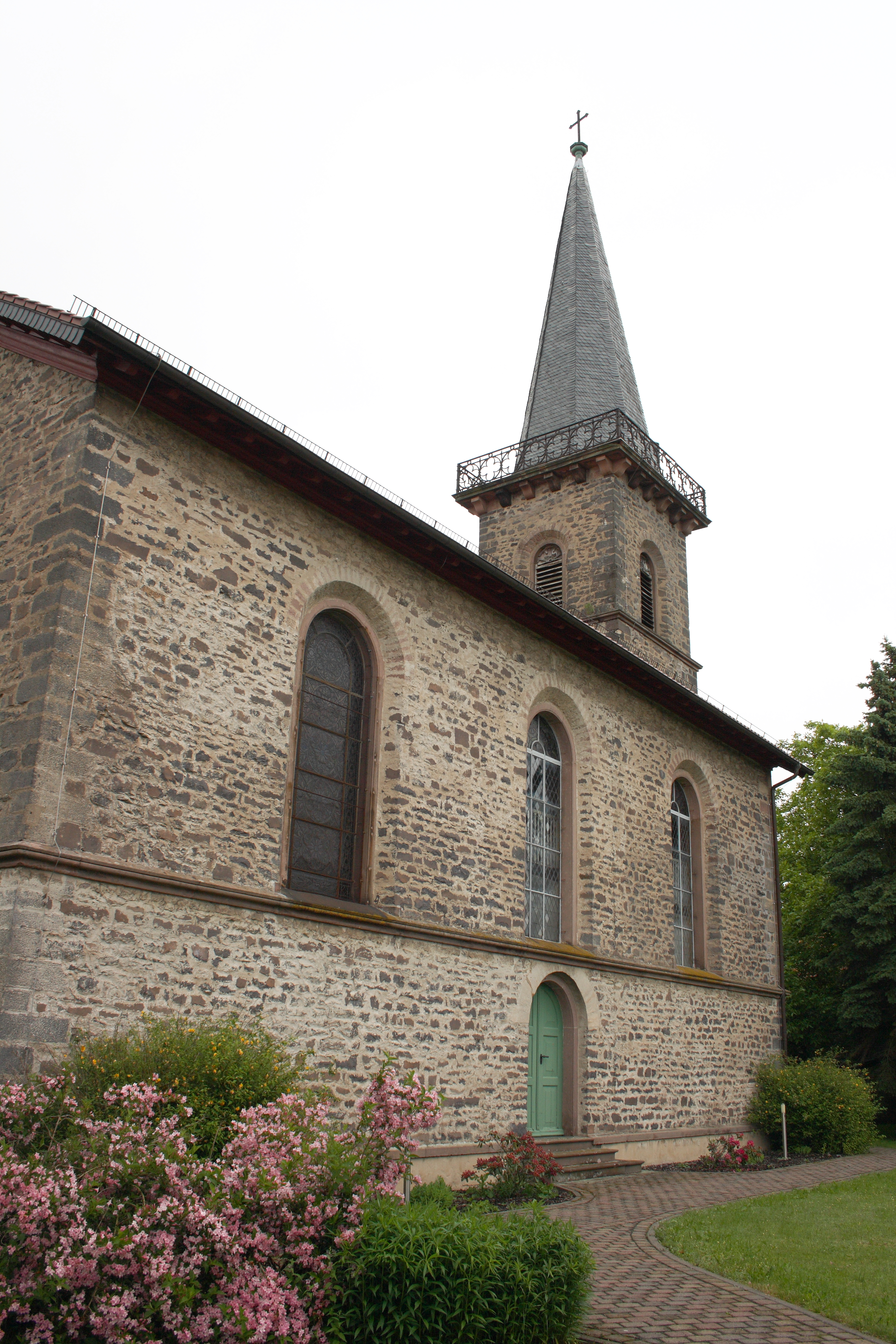 Evangelische Kirche in Windhausen, einem Ortsteil von Feldatal im Vogelsbergkreis (Hessen) in 2012. Source: Wikipedia.