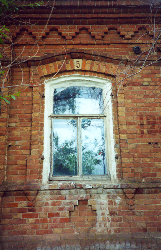 Window in the former Brunnental parsonage. The 5 is part of a series of numbers over the windows indicating the date of construction in 1895. (2001). Source: Steven Schreiber