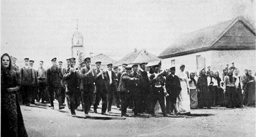 Volga German wedding processsion in the colony of Bauer, Russia. Source: unknown.