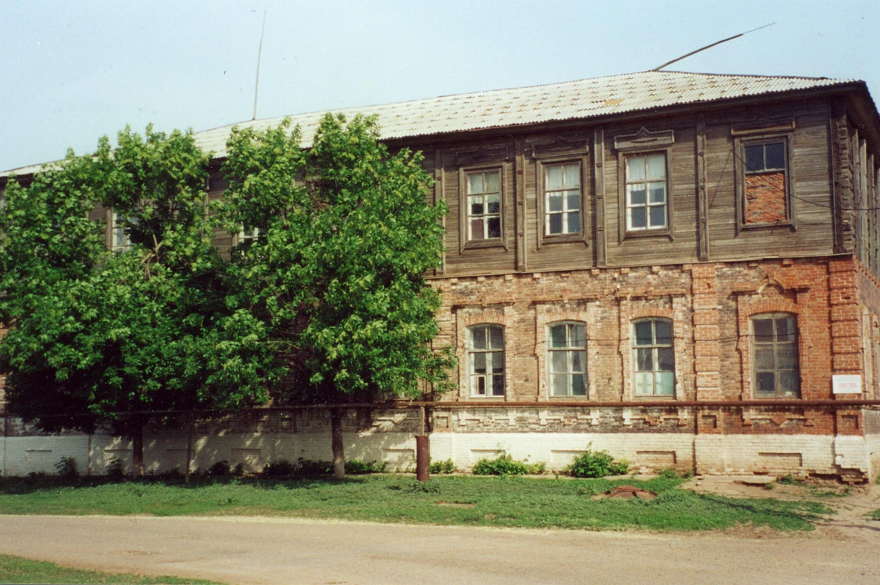 Building in Nieder-Monjou. Courtesy of Tim Weeder (2001).