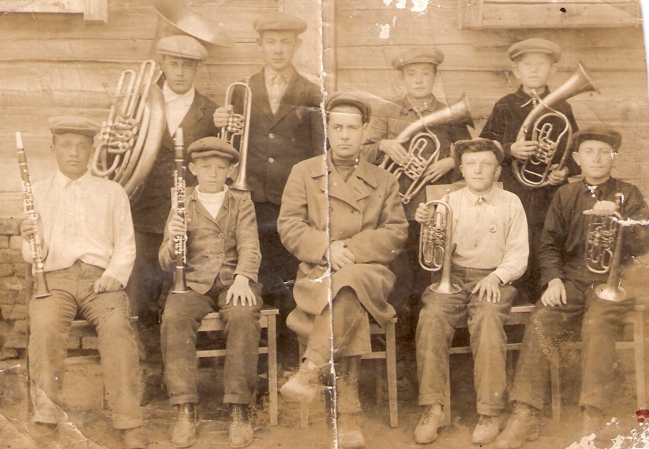 Wind orchestra (Blasorchester) in Nieder-Monjou. Second from the left (back row) is David Müller, son of Heinrich Müller and Dorothea née Rüb. Source: Katharina Dawydow.