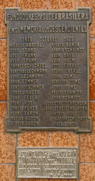 Plaque showing the founders. Source: Graciela Gulino.