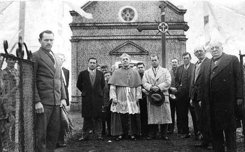 A bishop visits with church members in Santa Rosa. Source: Jorgelina Walter.