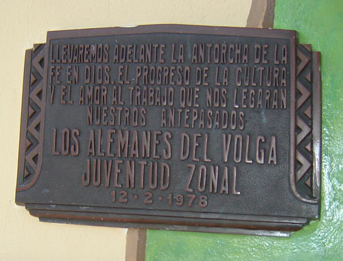 Written on the plaque in the chapel: "We shall carry the torch of the faith in God, the progress of the culture and the love to the work passed on by our ancestors.- The Volga Germans - Young people of the zone - 2/12/1978"  Photos and translation courtesy of Gerardo Waimann. 