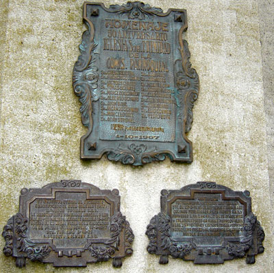 Plaques honoring the Parish Council, the builders of the church and the priest, Luis Servert, the guide of the original settlers.  Source: Gerardo Waimann (2008). 