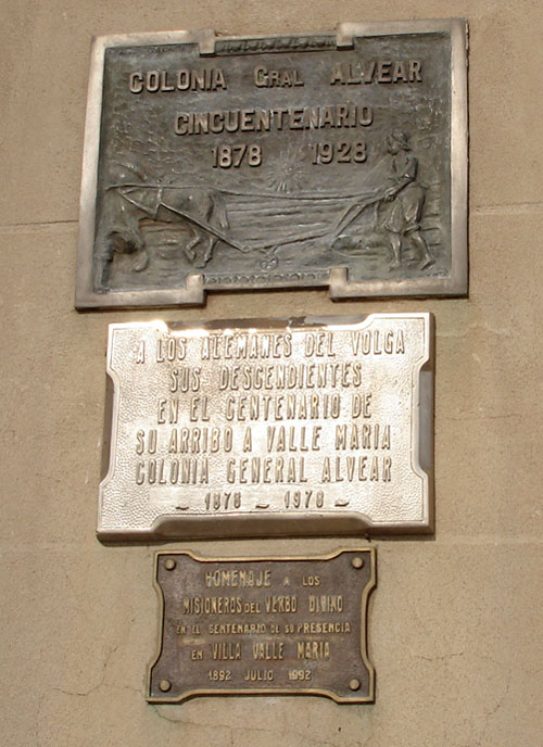 Monuments on the wall outside the main entry to the Valle Maria church. Source: Graciela Gulino.