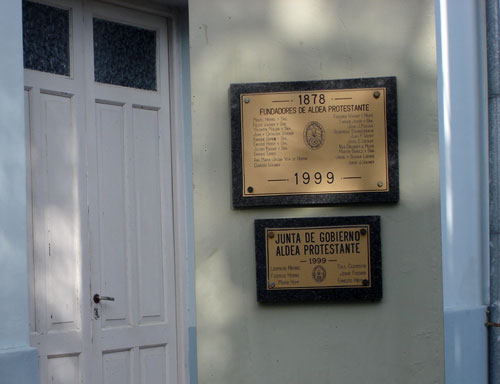 Plaques commemorating the original founders of Protestante in 1878. Photo courtesy of Graciela Gulino.