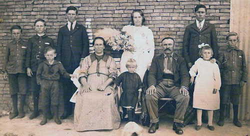 The family of Elisabeth (née Fries) and Heinrich Müller in 1925. Elisabeth's mother (Elisabeth Wagner) is listed in the left hand column with her father (4) Johannes Wagner. Source: grandson Alejandro Müller.