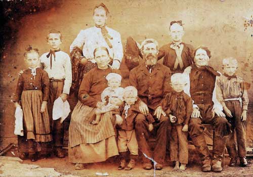 Georg Jakob Friess family (1902). Georg Jakob Friess was one of the original founders of San Juan colony. Source: Alejandro Müller.