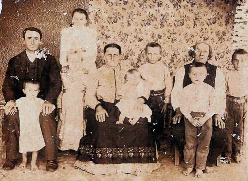 Kaspar Müller and relatives in 1908. Kaspar Müller was one of the orignal founders of San Juan colony. Source: Alejandro Müller.