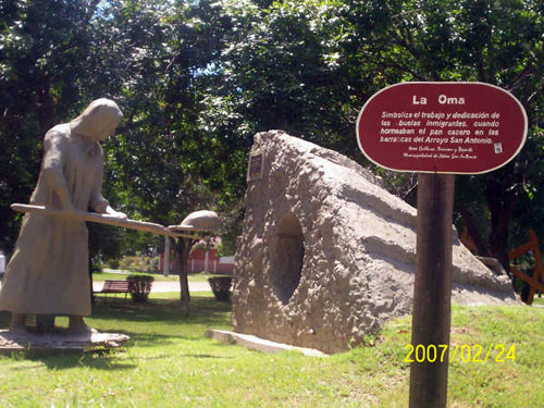 Monument honoring "The Oma Kindsvater", the first maker of German Kuchen in February 1889. Source: Lorena Schultheis.