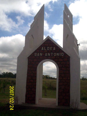 Monument at the entrance to San Antonio. Source: Lorena Schultheis.