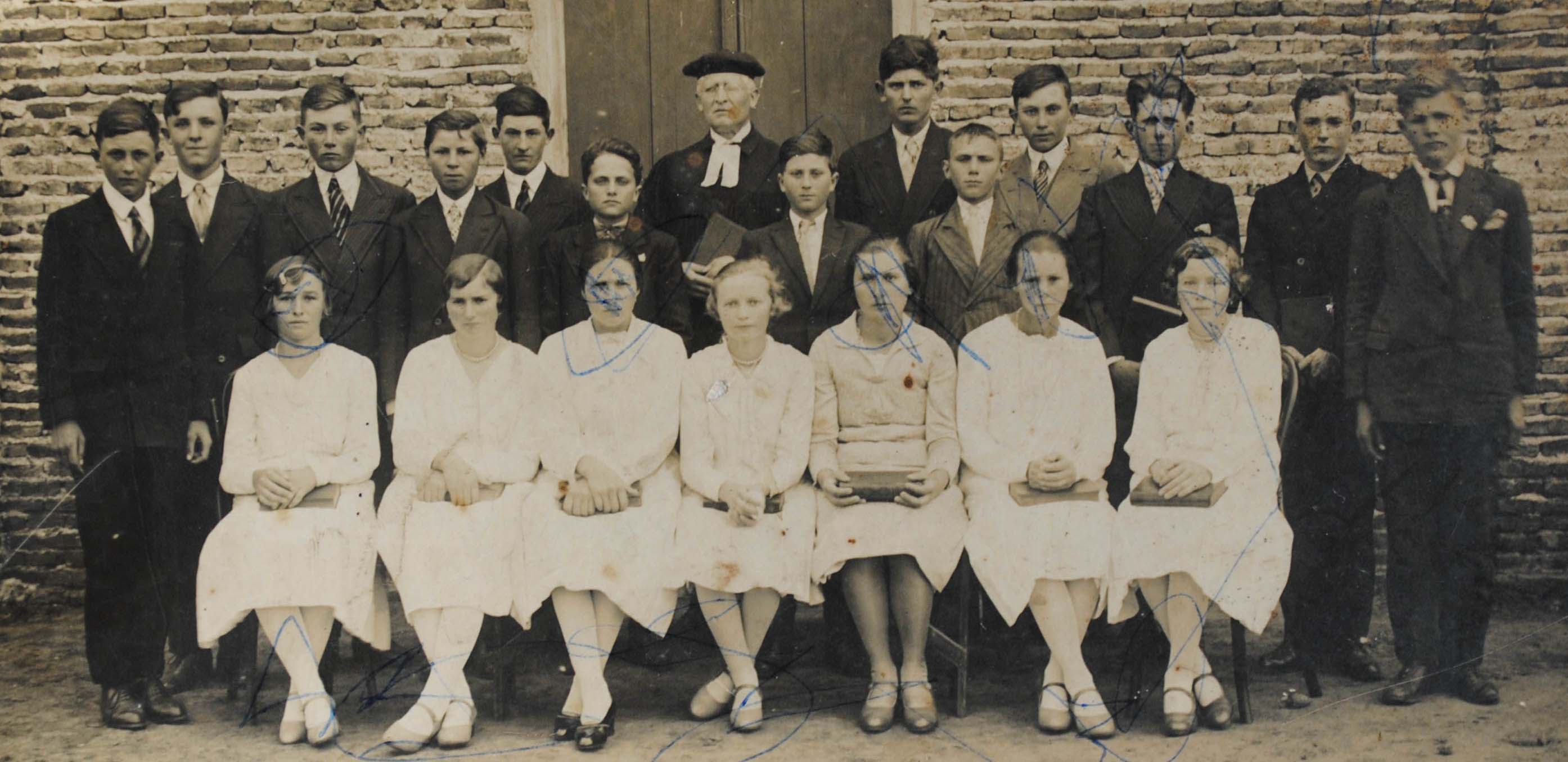 Confirmation class (1931) with Pastor Ernst Lang. Source: Leandro Hildt