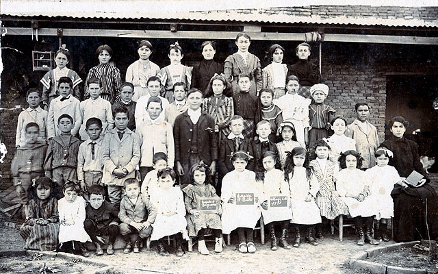 School in Pastor Britos (1910) Source: Museo de la Educación.