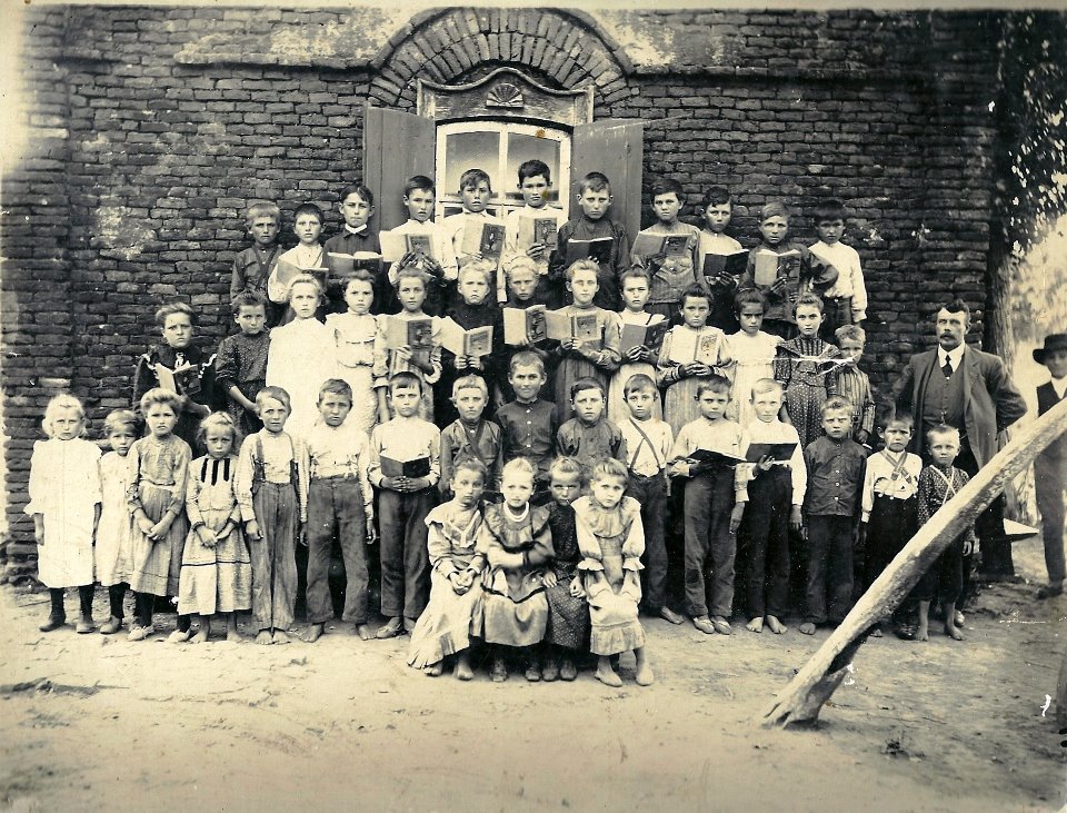 Students in front of the German School in San Antonio (1912). Source: Fabian Zubia Schultheis.