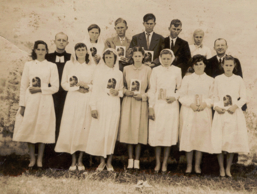 Confirmation Class of the Congregational Church in San Salvador (7 November 1954). Pastor Friedrich Schneider (right). Source: Elena Vega Stehle.