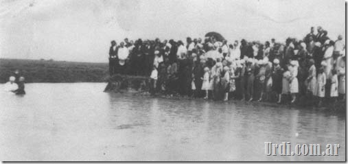 First baptism in the River Gualeguay on 23 November 1924. Source: www.urdi.com.ar