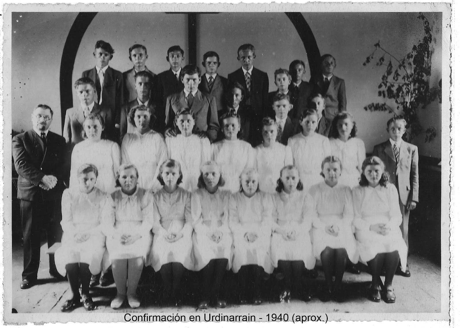 Confirmation (1940) Lutheran Church in Urdinarrain with Pastor Riffel Source: pastorjakobriffel.blogspot.com