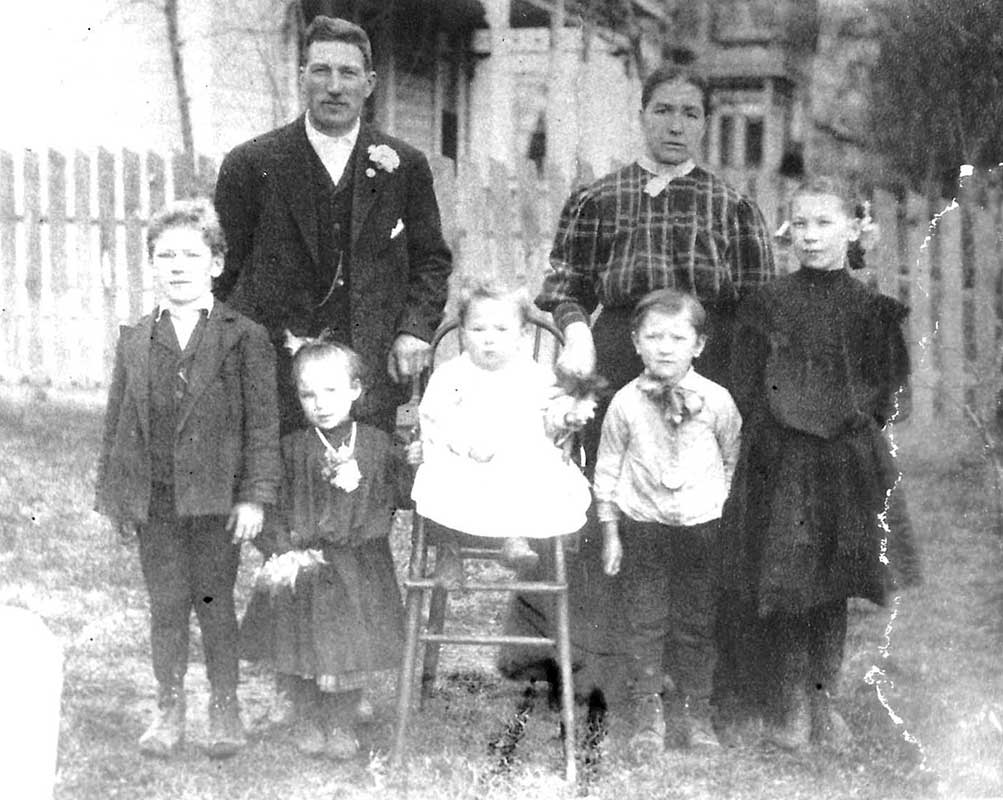 Jacob Roth Family of Walter Russia, circa 1907 in Walla Walla. Source: Jean Roth.