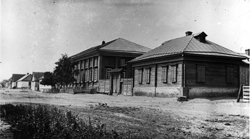 The Norka Mitteldorf schoolhouse and schoolmaster's residence in 1912. Source: Lois Klaus Collection.