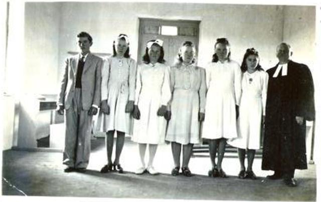 Confirmation class (4 June 1944). Arturo Rath, Luisa Blumenhagen, Catalina Brethauer, Magdalena Schumacher, Elsa Rath, Ana Bohnet, and Pastor Wilhelm Mirus. Source: Lidia Magdalena Ramírez de Mitzig.