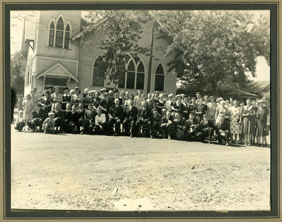 German Congregational Church (early 1940s) Walla Walla, Washington There are three pastors seated on chairs in the center of the front row. From left to right: Rev. David K. Schmidt, Rev. Jacob Kessler, and Rev. Heinrich Hagelganz. Source: Ruth Dippel DeLuca.