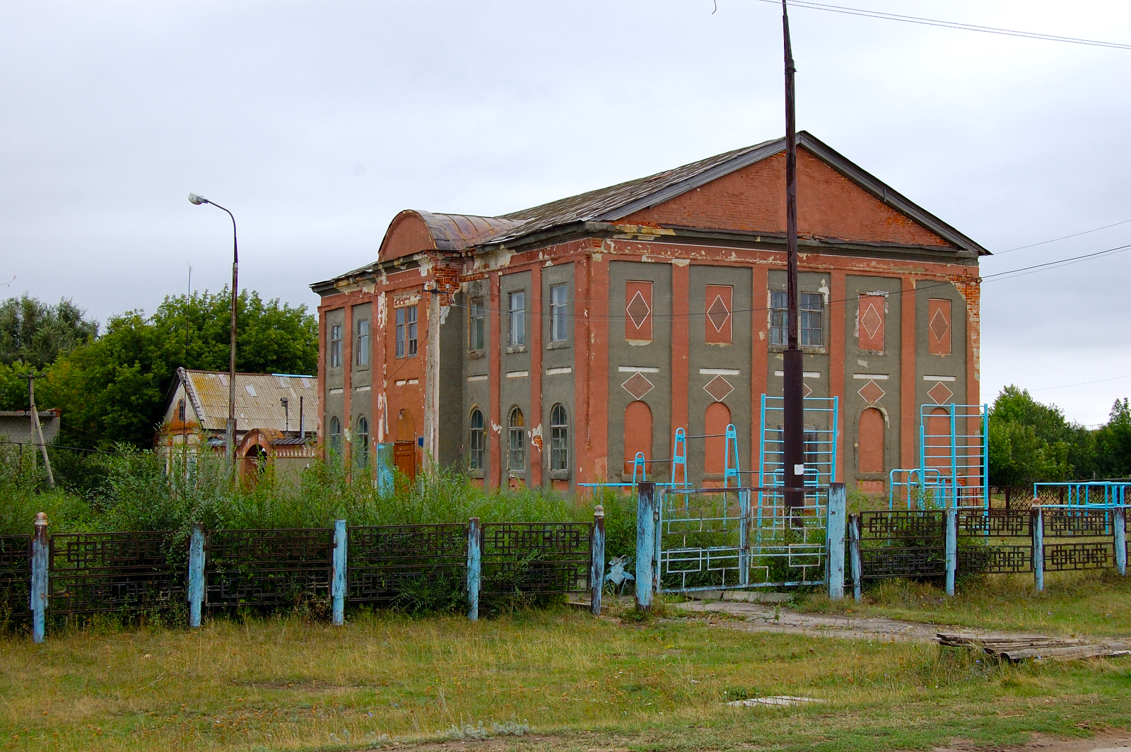 Grimm Central School. Courtesy of Steve Schreiber (2006).