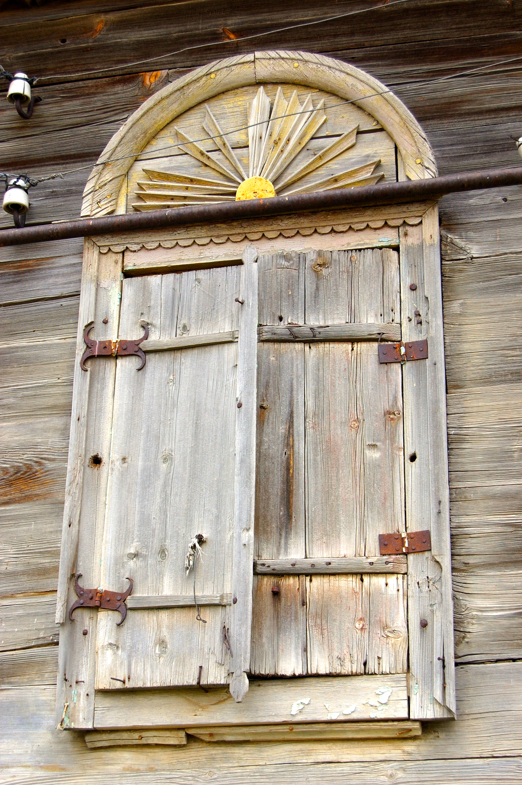 Window in Grimm. Courtesy of Steve Schreiber (2006).