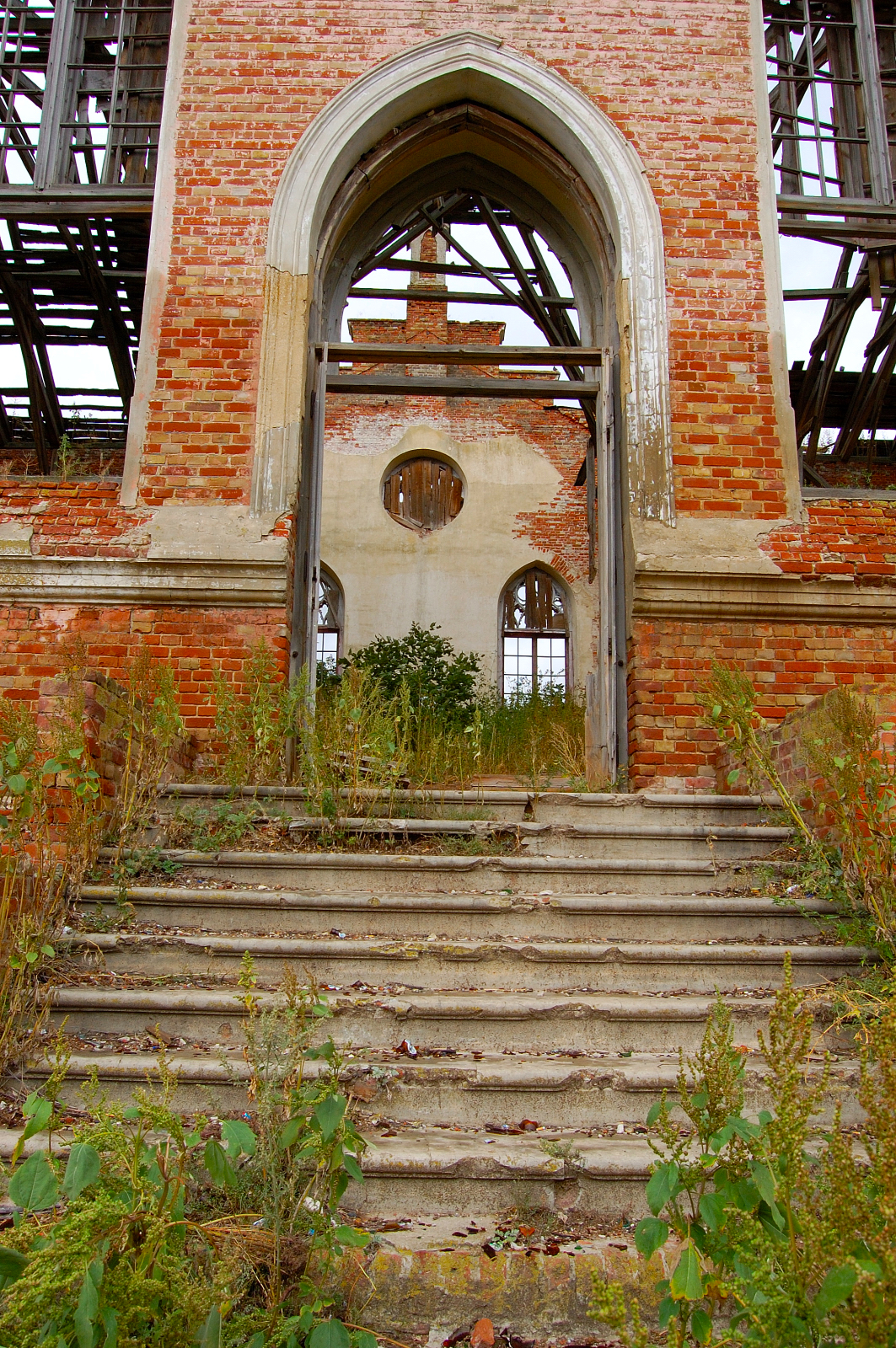 Side entrance to the church in Kamenka. Source: Steve Schreiber (2006).