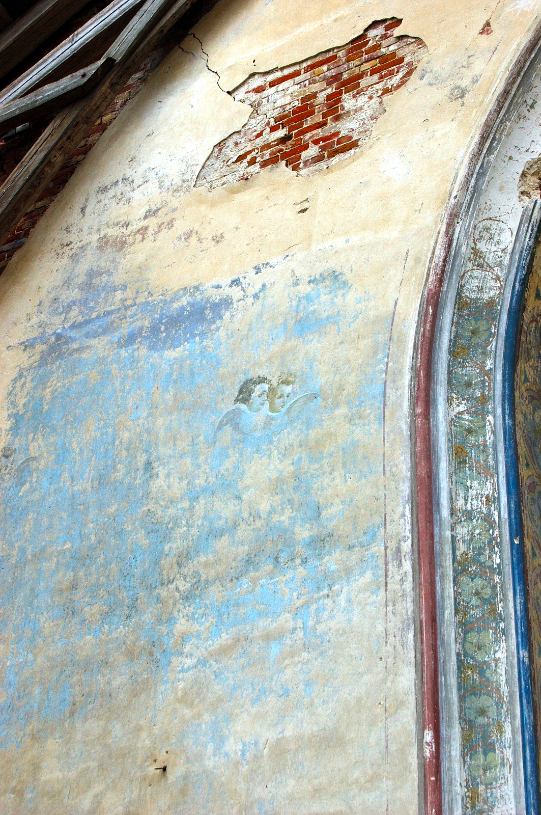 Remains of religious mural painted by Italian artists. St. Mary's Catholic Church Kamenka, Russia. Source: Steve Schreiber (2006).