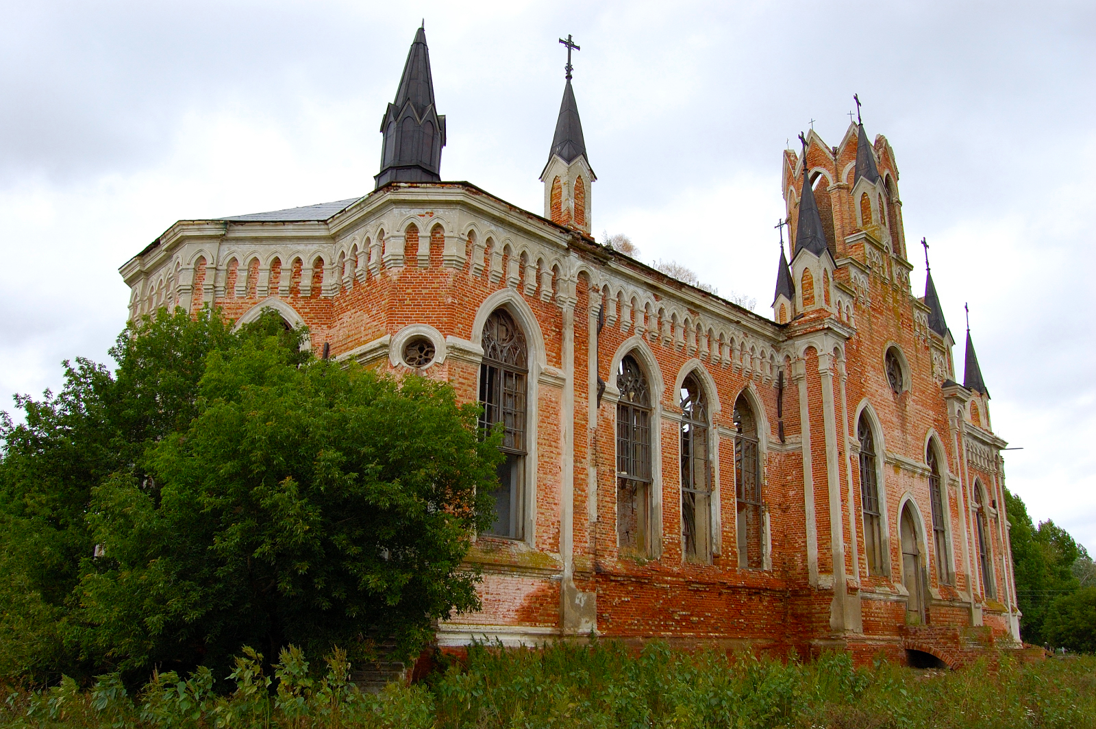 View of the magnificent church in Kamenka. Source: Steve Schreiber (2006).