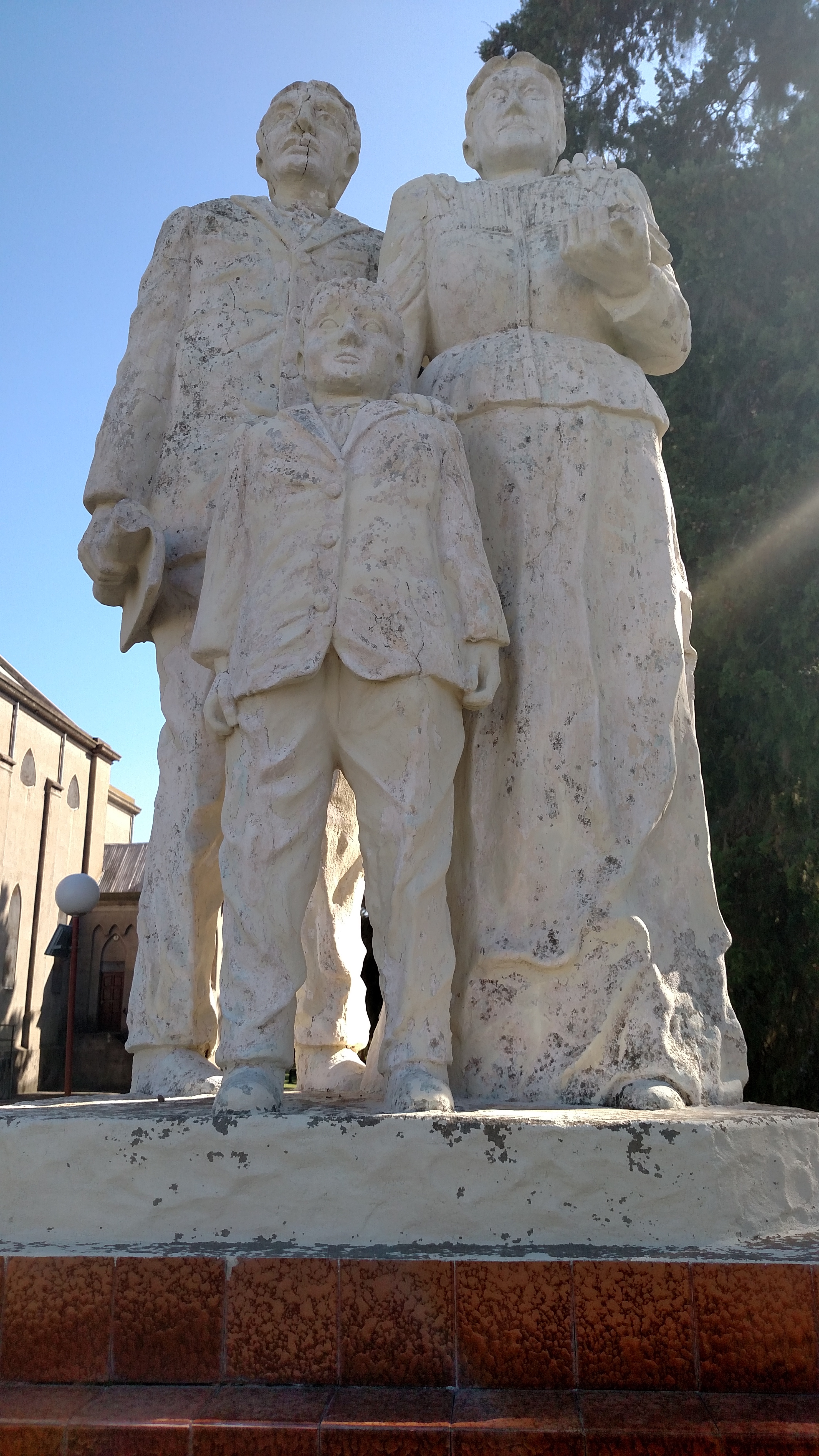 Statue of a Volga German family at the San José Catholic Church in Brasilera. Source: Valerie Miller.