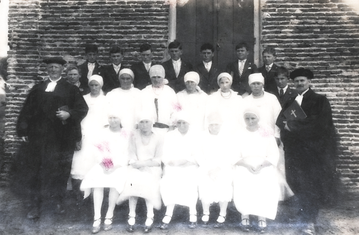 Confirmation class in the colony of Stauber 16 Oct 1937. Source: Leandro Hildt. Pastor Bruno Torinus (Right), Pastor Ernst Lang, (left) Los jóvenes confirmados son: Shmidt, María; Schanzenbach, María Catalina; Bauer, Catalina; Schanzenbach, Enrique; Weigandt, Jorge; Hergert, Jakobo; Stauber, Lidia; Hornus, Gustavo; Stauber, Juan; Schanzenbach, Enrique (2); Schanzenbach Alejandro; Kreick, Ana Margarita; Debus, Ana María; Heizenröder, Ana María; Leichner, María; Weigandt, Eva Elisabeth; Bohl, Jorge; Stauber, 