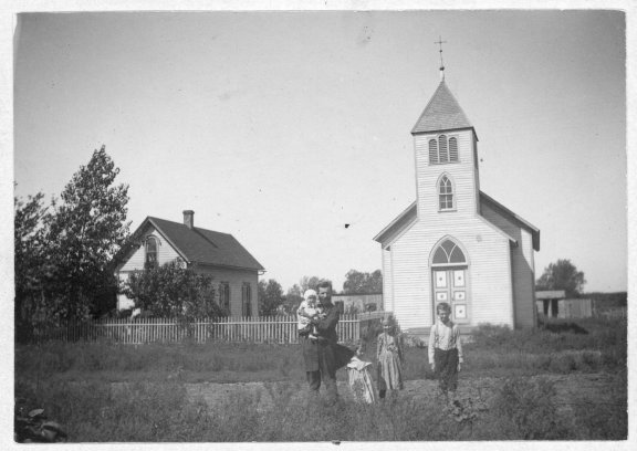Trinity Lutheran Church (ca.1904) Lehigh, Kansas Pastor Schulz & some of his children. Source: Mike Grau.