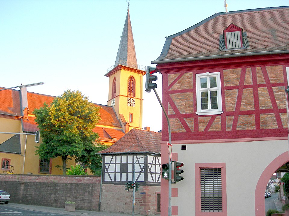 Kleestadt church and gate house