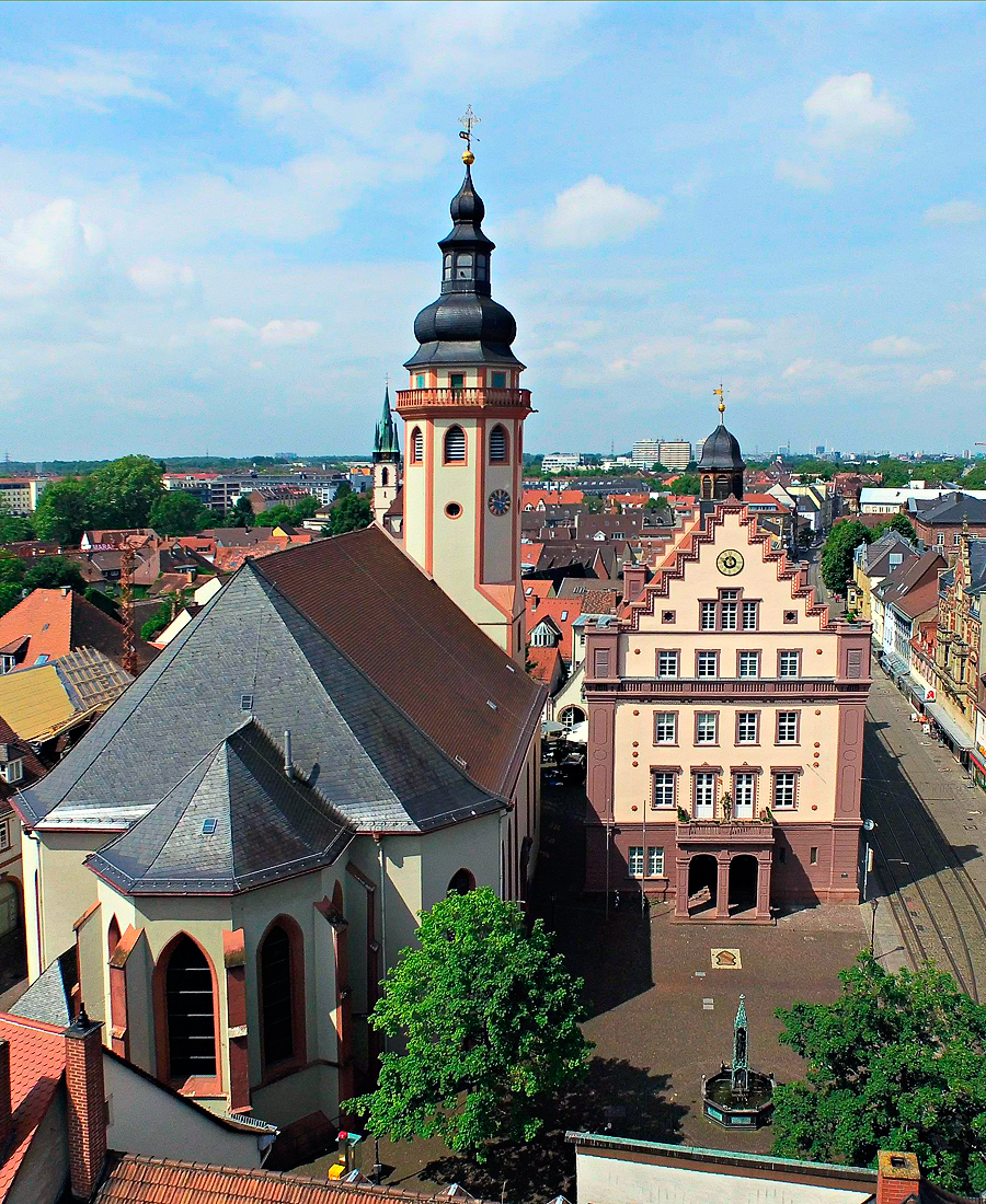 Stadtkirche Durlach mit Marktplatz und Rathaus. Source: Wikipedia.
