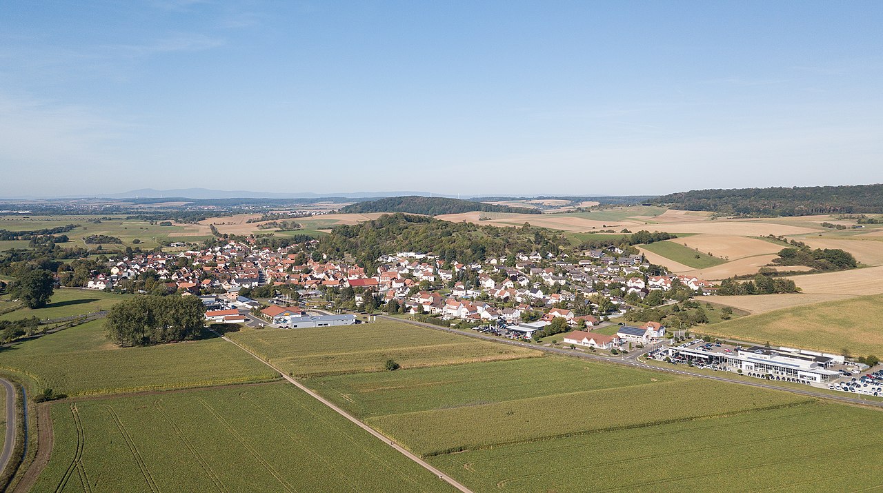 View of Düdelsheim, Photo posted to Wikipedia by Sven Teschke, CC BY-SA 3.0 de, https://commons.wikimedia.org/w/index.php?curid=83366072.