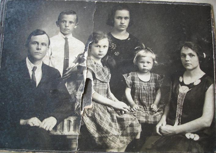 Georg Dinges Family (1928)  Source: Hildegard Dinges-Konkov  