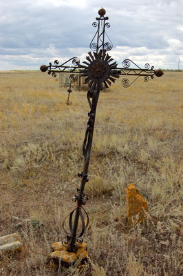 One of many iron crosses remaining in the German cemetery in Marienberg (2006). Source: Steve Schreiber.