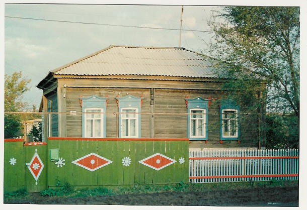 House in Semenovka (1992). Courtesy of Ted Gerk.