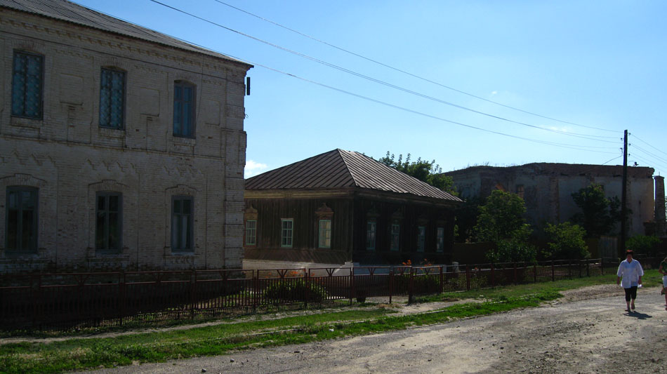 Dobrinka (2008). On the left, old school built in 1780. On the right in the background are the ruins of the Lutheran Church. Source: Yevgeni Diamondidi. Originally posted at wolgadeutsche.net
