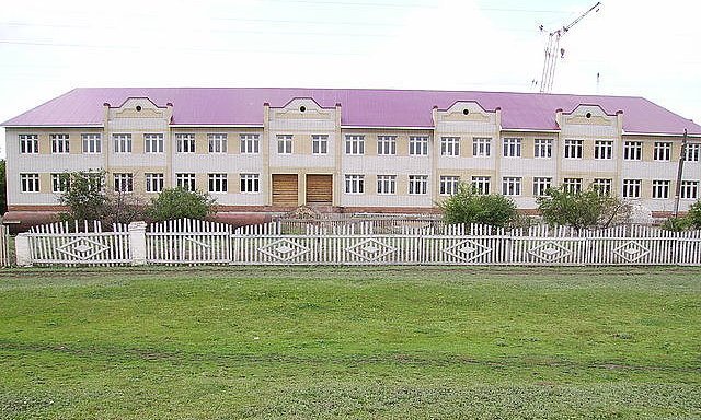 New school in Gnadenflur (2009). Source: Alexander Winter.