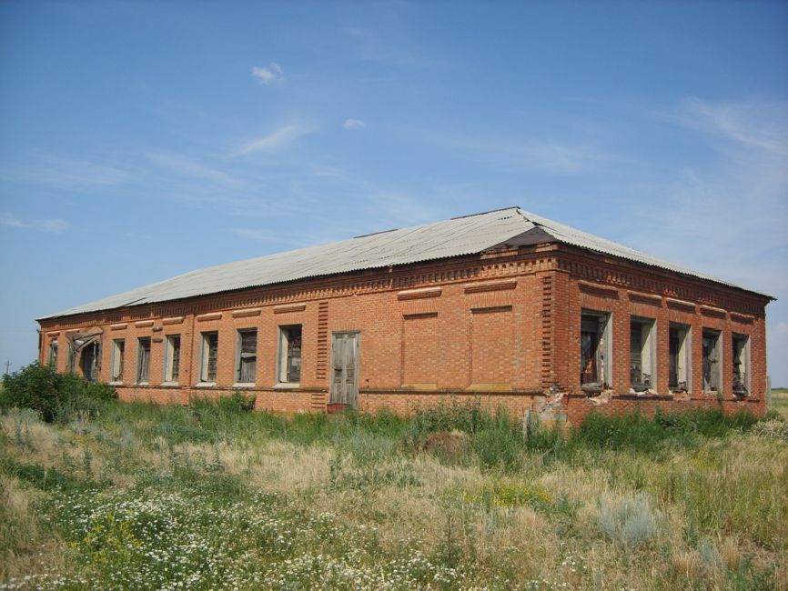 Former "red" school in Kolb. Source: Vladimir Krainev (2007) at Wolgadeutsche.net.