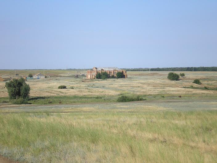 Church ruins and farmer's home are all that remain of Marienberg (2007). Source: Valery Taboyakov.