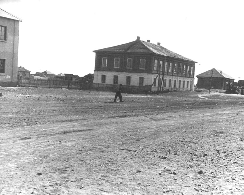 Neu-Norka School & Prayerhouse taken in 1957 - top floor had been removed. Source: Alexander Baumung. (original post to wolgadeutsche.net)